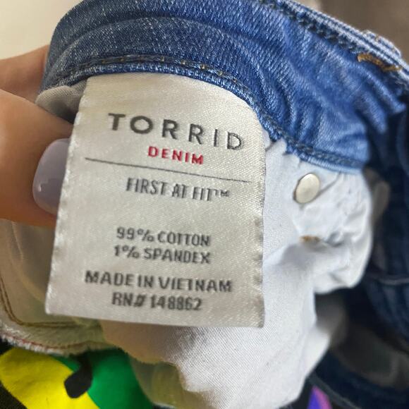 Torrid Light Wash Denim Relaxed Boot Jeans Sz 24T Tall Length - Picture 11 of 13